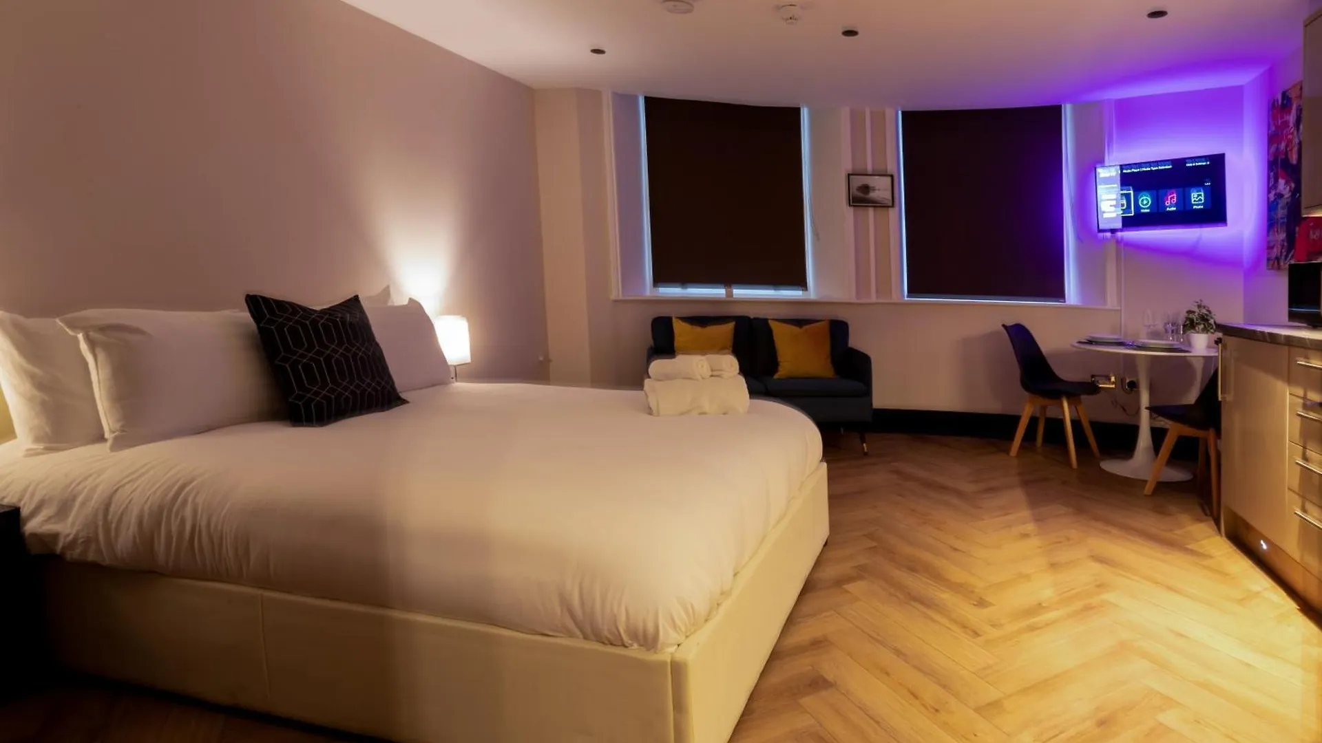 Oasis Studio In The Heart Of The City contacts